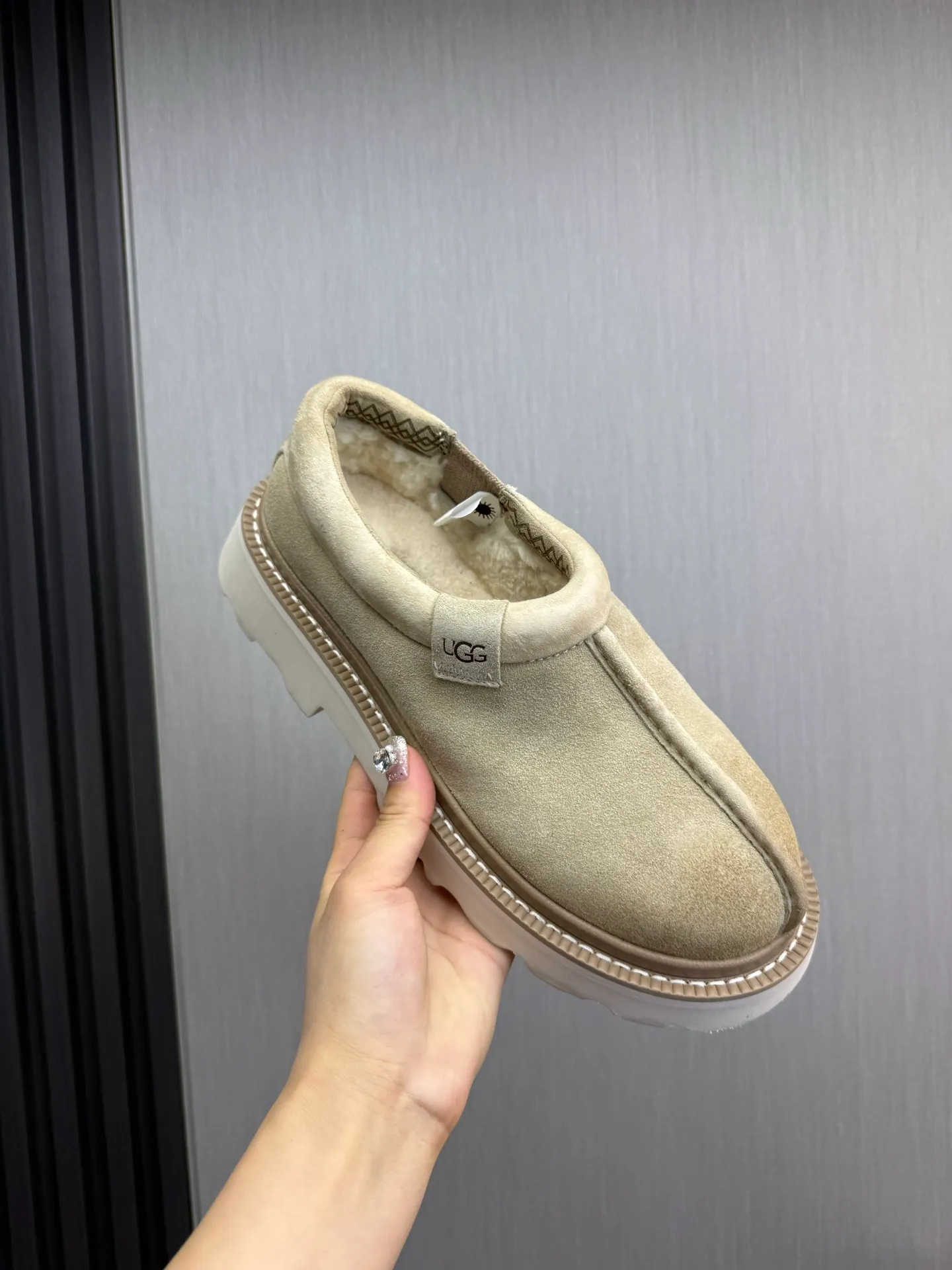 Men's shoes 💰560💰 New UGG fur integrated men's simple and fashionable snow boots. The most worth buying at the end of this year are warm casual shoes. Whether you are out and about at home, their comfortable and warm performance will be your most suitable fashion companion! The material is cowhide upper and imported wool is used inside. Warm and comfortable! The eva+ rubber patch outsole is cushioned, non-slip and wear-resistant, and has good elasticity. It is light and wear-resistant, comfortable and soft, and the new simple cut is more fashionable. It has both practicality and fashion sense, so you no longer have to worry about how to match it in winter, while still maintaining your fashionable taste. High-quality genuine wool. Look at the details for the material! Size: 39-40-41-42-43-44-44 sneaker size
